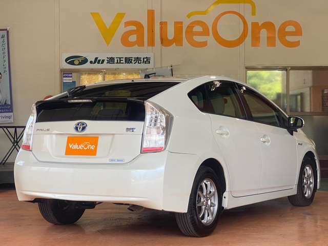 お車の整備もお任せください。当社には陸運支局指定の整備工場があり、経験豊かなメカニックがあなたのお車を整備します！