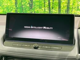 【純正ナビ】人気の純正ナビを装備しております。ナビの使いやすさはもちろん、オーディオ機能も充実！キャンプや旅行はもちろん、通勤や買い物など普段のドライブも楽しくなるはず♪