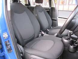 お体が直接触れるシートが汚いと嫌ですよね？その点このお車は、元々綺麗な状態で仕入れをしている上、専属スタッフが専用の溶剤で丹念にクリーニングしておりますので非常に綺麗です。