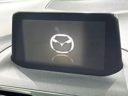 【マツダコネクトナビ】車内の雰囲気にマッチした一体型タイプのナビ。各種車輌設定やBluetooth再生等、様々な機能が楽しめます。直感的なダイヤル操作が可能で、使い勝手も良好です。