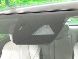 【スマートシティブレーキサポート】低速走行中に前方の車両等を認識し、衝突しそうな時は警報とブレーキで衝突回避と被害軽減をアシスト。より安全にドライブをお楽しみいただけます。