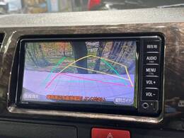 【バックカメラ】駐車時に後方がリアルタイム映像で確認できます。大型商業施設や立体駐車場での駐車時や、夜間のバック時に大活躍！運転スキルに関わらず、今や必須となった装備のひとつです！