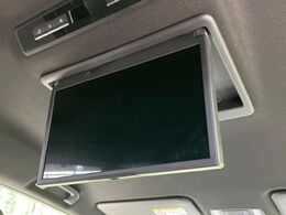 【14型有機ELフリップダウン】三列目からでも迫力のエンタメが観れる大画面フリップダウン。有機ELのモニターでは、一般的なフリップダウンよりも高コントラストでキレイな映像を楽しめます。