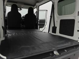 水平格納式リアシート。簡単な操作でリアシートを足元スペースに収めて、フラットフロアの荷室に。