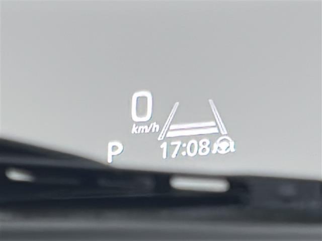 【ヘッドアップディスプレイ（HUD）】フロントウインドウガラスに走行情報を投影します。運転中の目線と重なるように表示されるので、少ない視線移動で速度が確認できるので、 ドライビングに集中できます！