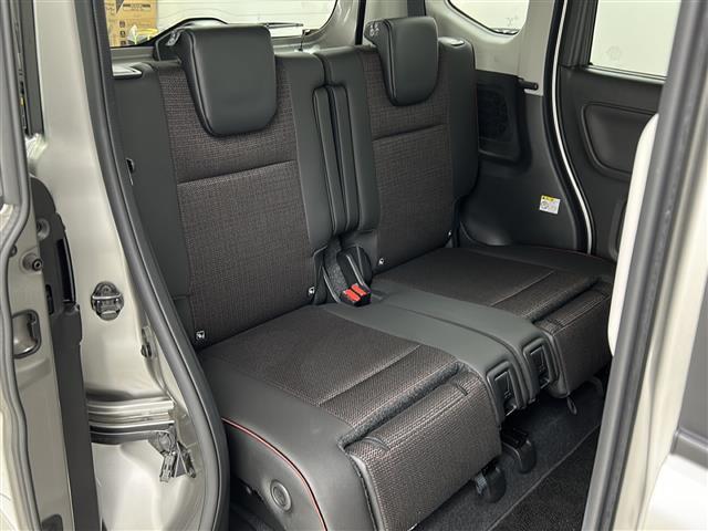【後部座席】後席もゆったりドライブを楽しめます。内外装はプロこだわりのクリーニングで清潔なおクルマでご納車させていただきます！店舗での現車確認も承っています！