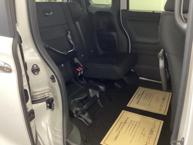 後席の座面をはねあげると、後席のあったスペースがそのまま高さのある荷室空間に！背の高い荷物も横にせずそのまま積み込めます。もちろん左右片方だけのアレンジも可能です。