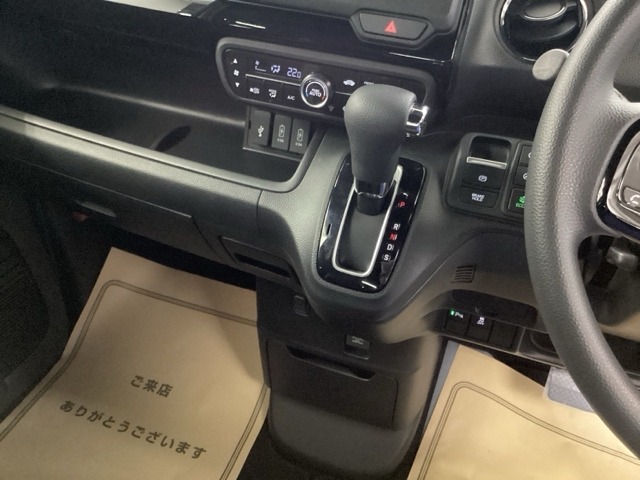 運転席周辺のスマートなレイアウトが、操作のしやすさを実現。快適なドライブをサポートします。