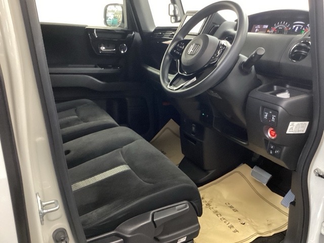 運転席は、大きな座面と包み込むような背もたれがドライバーの身体全体をしっかり支えます。上質なシート素材と座り心地のよいクッションを採用し、長時間の運転やコーナーの多い道も快適です。