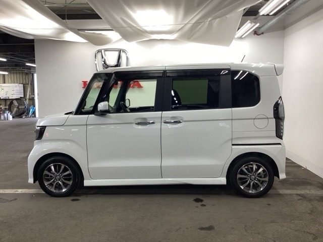 スライドドアなら狭い駐車場でもドアをぶつける心配がありません。ステップが低く乗り降りもしやすいです。
