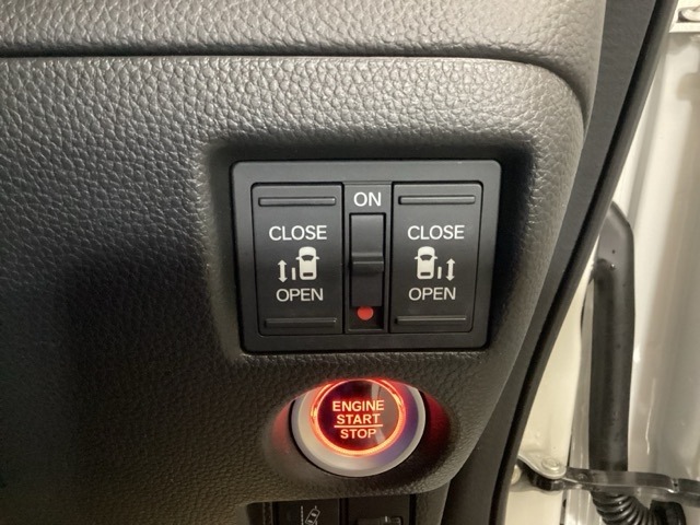 【両側パワースライドドア】です。リモコンや運転席のスイッチ操作で楽々自動開閉。