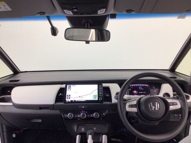 【前方視界】開放的な前方視界！運転がしやすく疲れにくいです♪窓が大きく、見通しがとっても良いおクルマですよ♪