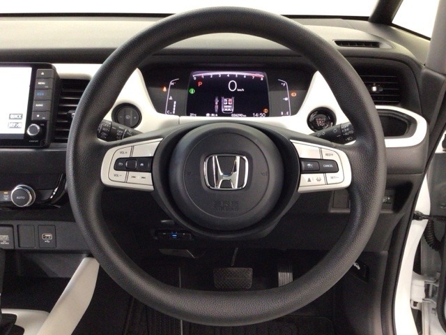【ハンドル】運転にかかわる様々な操作を安全に行えるように視点移動が少なく操作性に配慮されたスイッチ類が凝縮されたコックピットです。