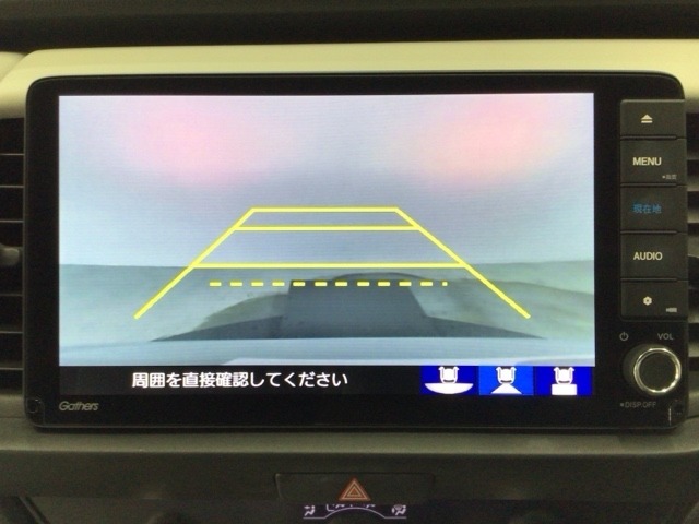 【バックカメラ】運転が苦手な方も車庫入れラクラクです！ギアをリバースに入れれば自動的に切り換わりますので、面倒な操作は不要です♪狭い駐車場もお車を傷つけず安心ですね！