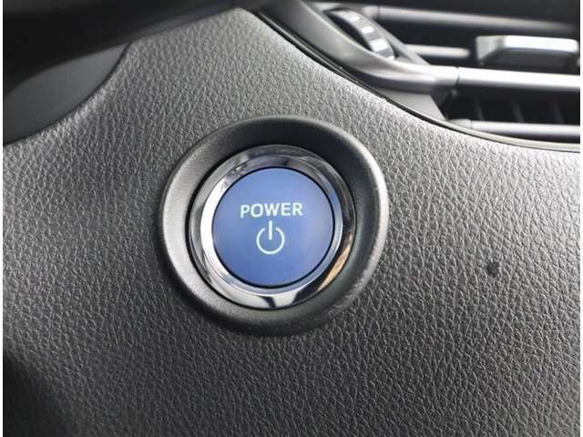 丸いボタンをPUSH！ここ最近のエンジンスタート方法です。プッシュスタートでエンジン始動できます。
