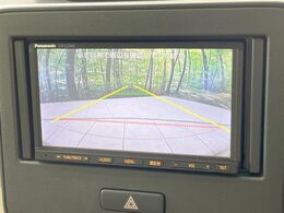 【バックカメラ】駐車時に後方がリアルタイム映像で確認できます。大型商業施設や立体駐車場での駐車時や、夜間のバック時に大活躍！運転スキルに関わらず、今や必須となった装備のひとつです！