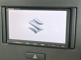 【純正ナビ】人気の純正ナビを装備しております。ナビの使いやすさはもちろん、オーディオ機能も充実！キャンプや旅行はもちろん、通勤や買い物など普段のドライブも楽しくなるはず♪