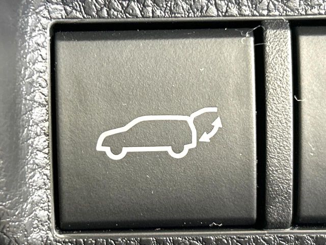 【ハンズフリーパワーバックドア】リアバンパー下部に足先を出し入れするだけでバックドアが自動で開閉♪両手が荷物でふさがっている時でもラクラク開閉操作が行えます！