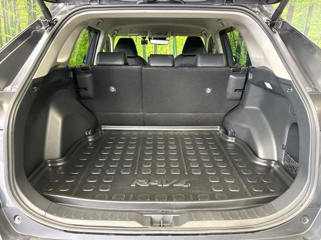 ラゲッジルームは、大容量のスペースを確保。普段のお買い物からレジャーまで、幅広く活躍してくれます！また、リアシートを倒すことでバリエーション豊かにお使いいただけます。
