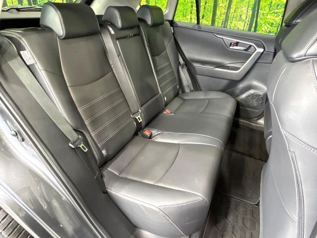 広々とした2列目シートは居住性が高く、居心地も快適！友達や家族とのお出かけにぴったりです。ベビーシートやチャイルドシート使用時も快適にお過ごしいただける十分な空間を確保しています。
