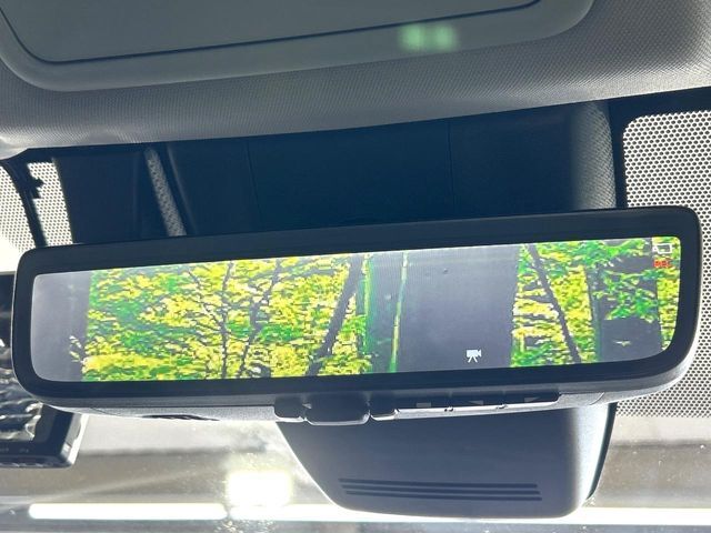 【デジタルインナーミラー】後席の大きな荷物や同乗者で後方が確認しづらい時でも安心！カメラが撮影した車両後方の映像をルームミラー内に表示。クリアな視界で状況の確認が可能です！