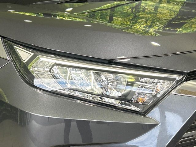 【LEDヘッドライト】悪天候や夜間走行時も良好な視界を確保し安心して運転できる高輝度LEDヘッドライトを装備！点灯速度が早く、消費電力も抑えられています。