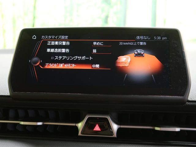 【ブラインドスポットモニター】走行中、ドアミラーの死角になりやすい箇所に後続車が接近するとサイドミラーのレンズに警告を表示！ドライバーに注意喚起をしてくれます。