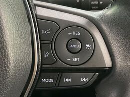 【レーダークルーズコントロール】高速道路での長距離走行が楽に！！自動で速度を保つクルーズコントロールが、衝突軽減システムと連携し、前方の車両を感知して車間を保つように速度調節してくれます！！