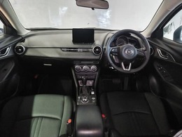 【運転席インテリアデザイン】左右対称のインテリアデザインでドライバーを包み込み運転に集中できるように設計されています。