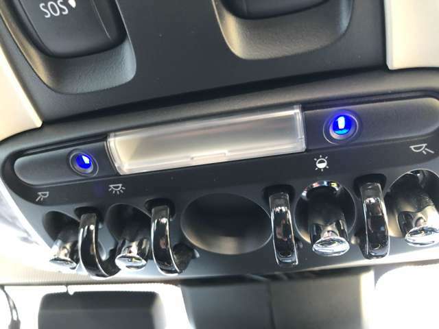 ■ライトパッケージ■車内のインテリアライトを明るいLEDに交換するキットです。写真の照明は青色ですが、赤や紫、ピンクなどスイッチで切り替え可能です。