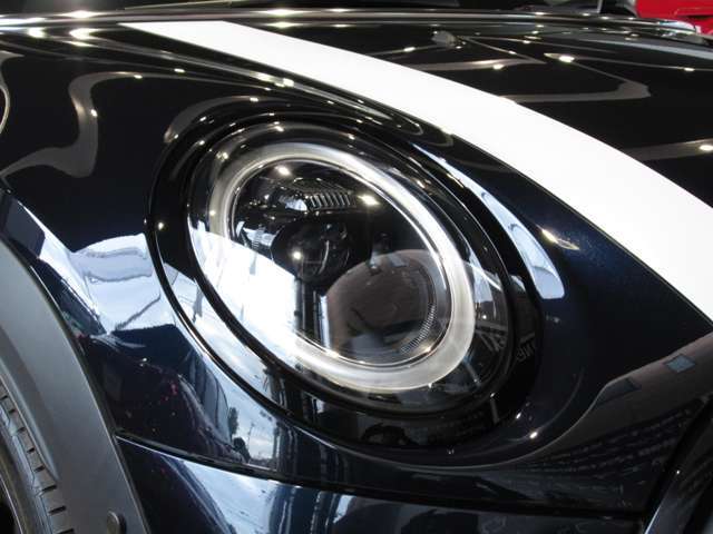 こちらはLEDヘッドライトです。丸い目がMINIの特徴です。