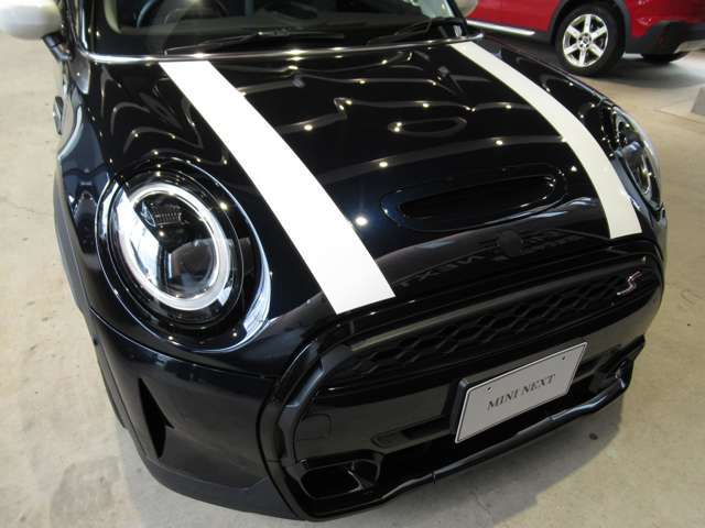 こちらはLEDヘッドライトです。丸い目がMINIの特徴です。