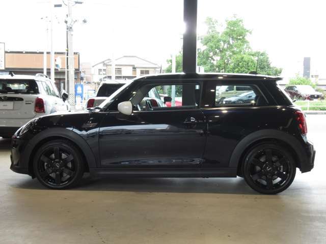 エンジンやトランスミッションなど各保証プログラムに定められた期間を保証します。万一、修理が必要な場合はMINI専門メカニックがMINI純正部品を使用し工賃まで含めて無料で対応致します。