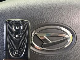 【キーフリーシステム】カバンやポケットに入れたままでもドアの施錠・解錠が可能なスマートキーを装備。エンジンのオン・オフ時もカギを取り出す必要が無いからとっても便利です♪
