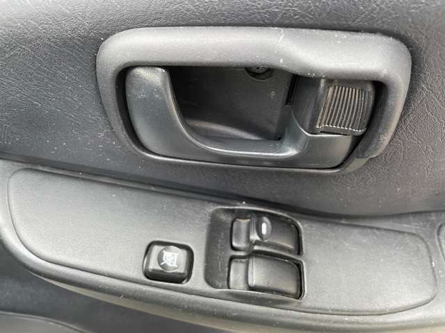 運転席ドアには、ウインドー開閉スイッチ、ウインドー開閉ロックスイッチがついてます。