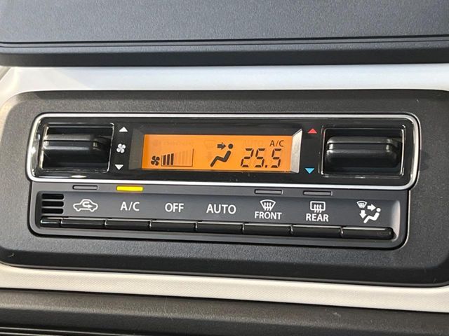 【オートエアコン】一度お好みの温度に設定すれば、車内の温度を検知し風量や温度を自動で調整。暑い…寒い…と何度もスイッチ操作をする必要はありません。快適な車内空間には必須の機能ですね♪