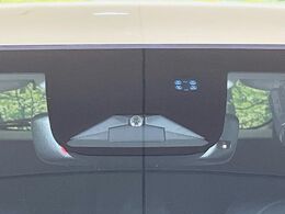 【ホンダセンシング】走行中に前方の車両等を認識し、衝突しそうな時は警報とブレーキで衝突回避と被害軽減をアシスト。より安全にドライブをお楽しみいただけます。