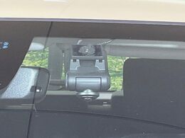 【ドライブレコーダー】安心・安全なカーライフに必須のドライブレコーダーを装備！走行中はもちろん、あおり運転や事故に遭遇した際の状況も映像で記録し、万一のリスクに備えます。