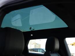 【固定式パノラミックルーフ】車内に気持ちいい自然光が差し込み、頭上に広がる風景をお楽しみいただけます。快適な車内温度を維持し日差しから乗員とインテリアを守るダークカラーのガラス。電動ブラインド付き！