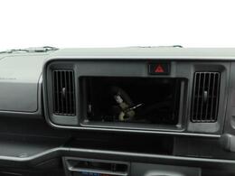 愛知ダイハツのお店では、ダイハツ車を知り尽くしたプロフェッショナルなサービススタッフが、専用の診断機器を使って各システムを点検しております。