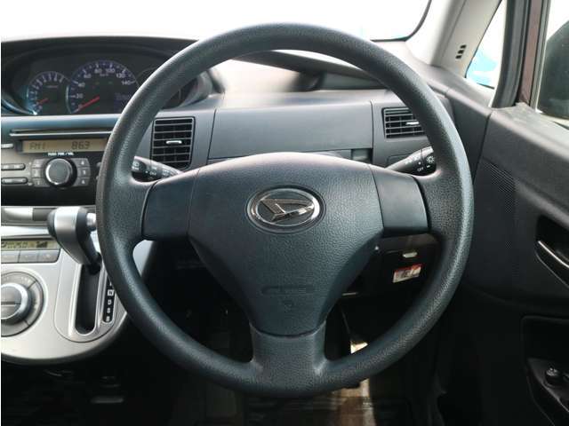 ハンドルもキレイ♪視界も広く、どなたにも運転しやすいお車です。