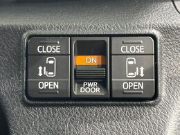 【両側パワースライドドア】スマートキーや運転席のスイッチで後席両側スライドドアの開閉が可能♪電動だから力を入れてドアを開ける必要が無く、小さなお子様でも簡単に開け閉めでき快適です♪