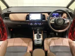 車内は光触媒抗菌消臭施工済です。スタイリッシュなデザインで暖かみのあるインパネ周りを演出します。グローブボックスやカップホルダーのほかにトレーなどたくさんの収納スペースが装備されています。
