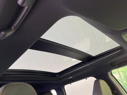 【大型サンルーフ】車内の解放感が一気に上がる大型のパノラマルーフ！季節を問わず開放的で快適なドライブをお楽しみいただけます。流通量も少なく希少価値の高い人気の装備です♪