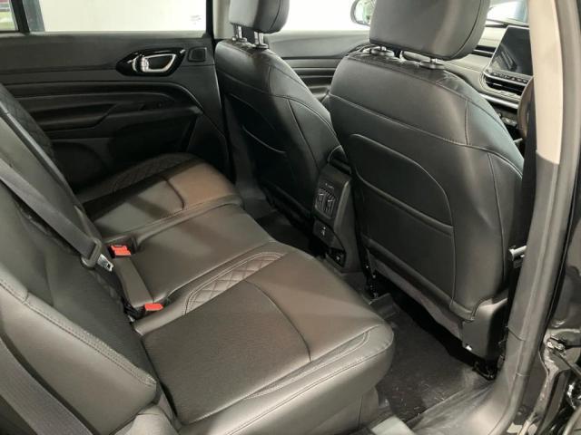 【リアシート】屋根までの高さがある車のため、大人の方でも圧迫感が少なく乗車出来ます。足元は広く取られているため、ゆったりとお乗り頂けます。