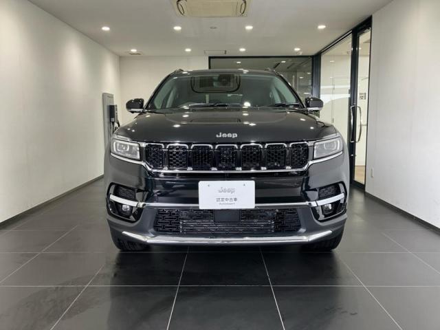 【フロントグリル】7スロットルグリルはJeep伝統の証です。SUVのみにこだわり続けている伝統あるJeep車へお乗り頂いてみてはいかがですか？