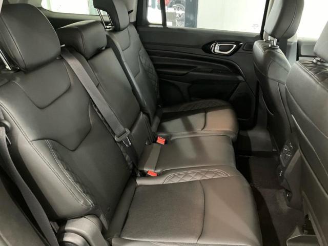 【リアシート】屋根までの高さがある車のため、大人の方でも圧迫感が少なく乗車出来ます。足元は広く取られているため、ゆったりとお乗り頂けます。