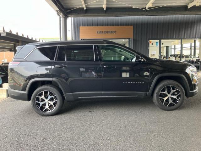 【ホイールアーチ】台形ホイールアーチはJeep伝統のデザインです。採用している理由は諸説ありますが、オフロードを走行する際にタイヤとボディが干渉しあわないよう配慮した作りにするためとなります。