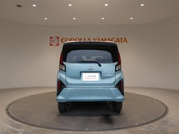 4WDシステムを搭載。オフロードや雪道などの滑りやすい路面でも安心して走行できます。