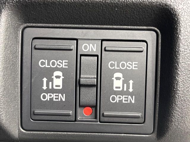 【両側パワースライドドア】スマートキーや運転席のスイッチで後席両側スライドドアの開閉が可能♪電動だから力を入れてドアを開ける必要が無く、小さなお子様でも簡単に開け閉めでき快適です♪